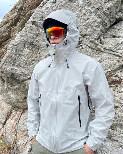Chaqueta deportiva trekking antiagua con bandas reflectantes