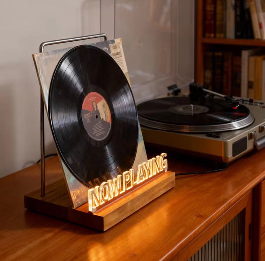 Soporte Iluminado de Madera para Discos de Vinilo con Letrero "Now Playing"