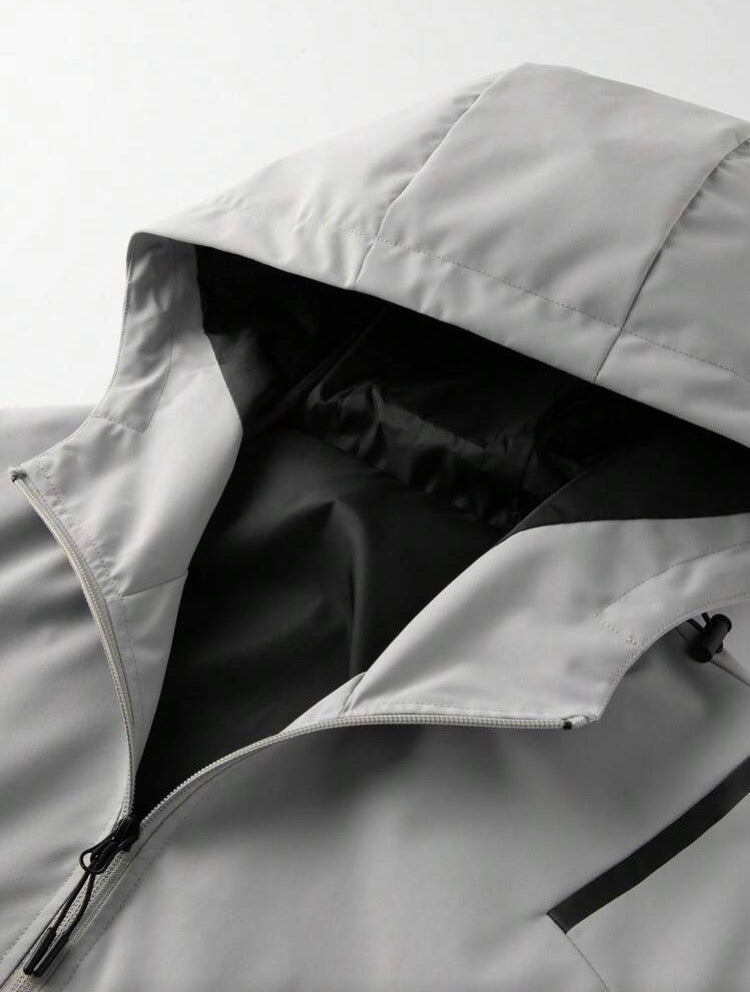 Chaqueta deportiva trekking antiagua con bandas reflectantes