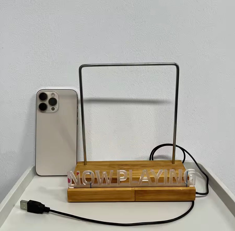 Soporte Iluminado de Madera para Discos de Vinilo con Letrero "Now Playing"